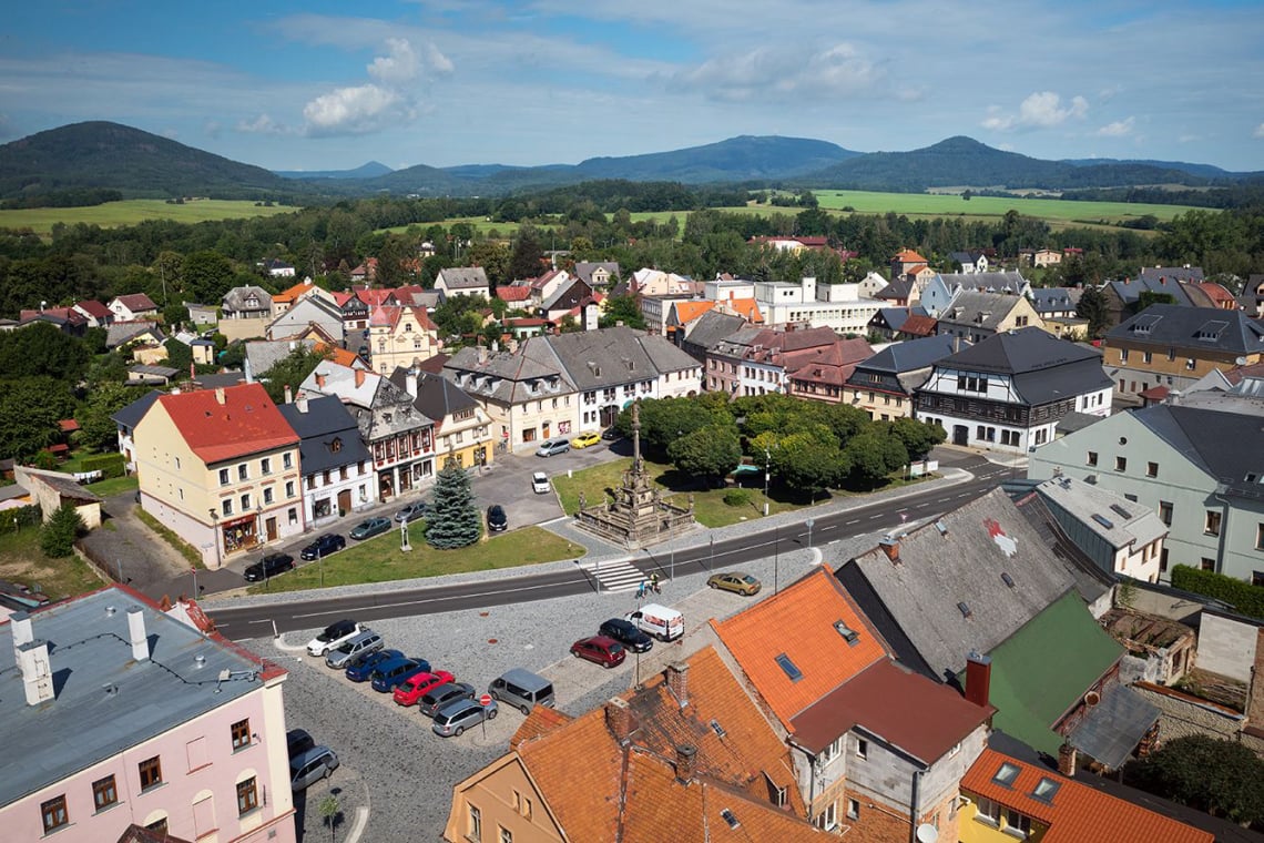 Die Stadt Jablonné auf dem Podještědí-Platz