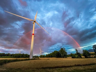 Na výhledech - červená večerní duha u větrné elektrárny